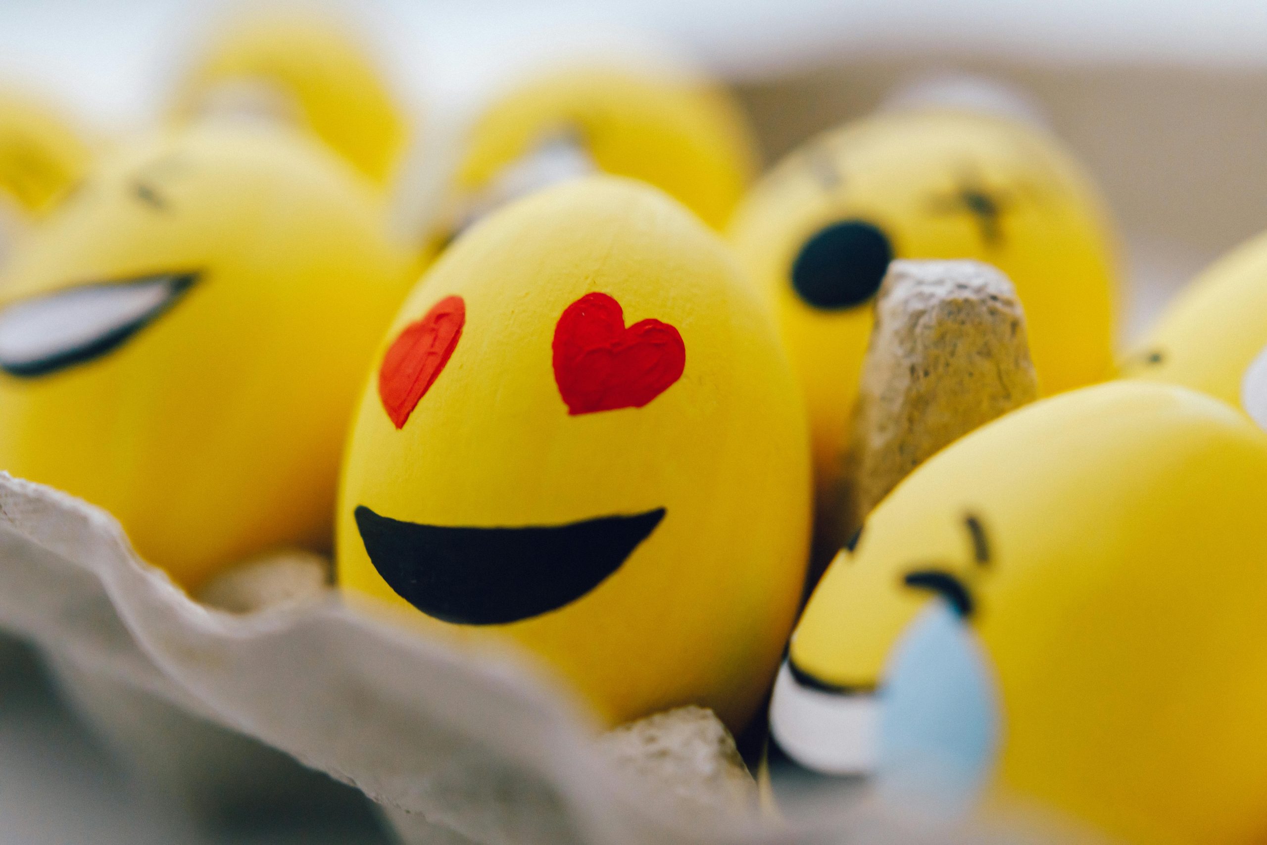 Ilustrasi emoji love untuk keluarga