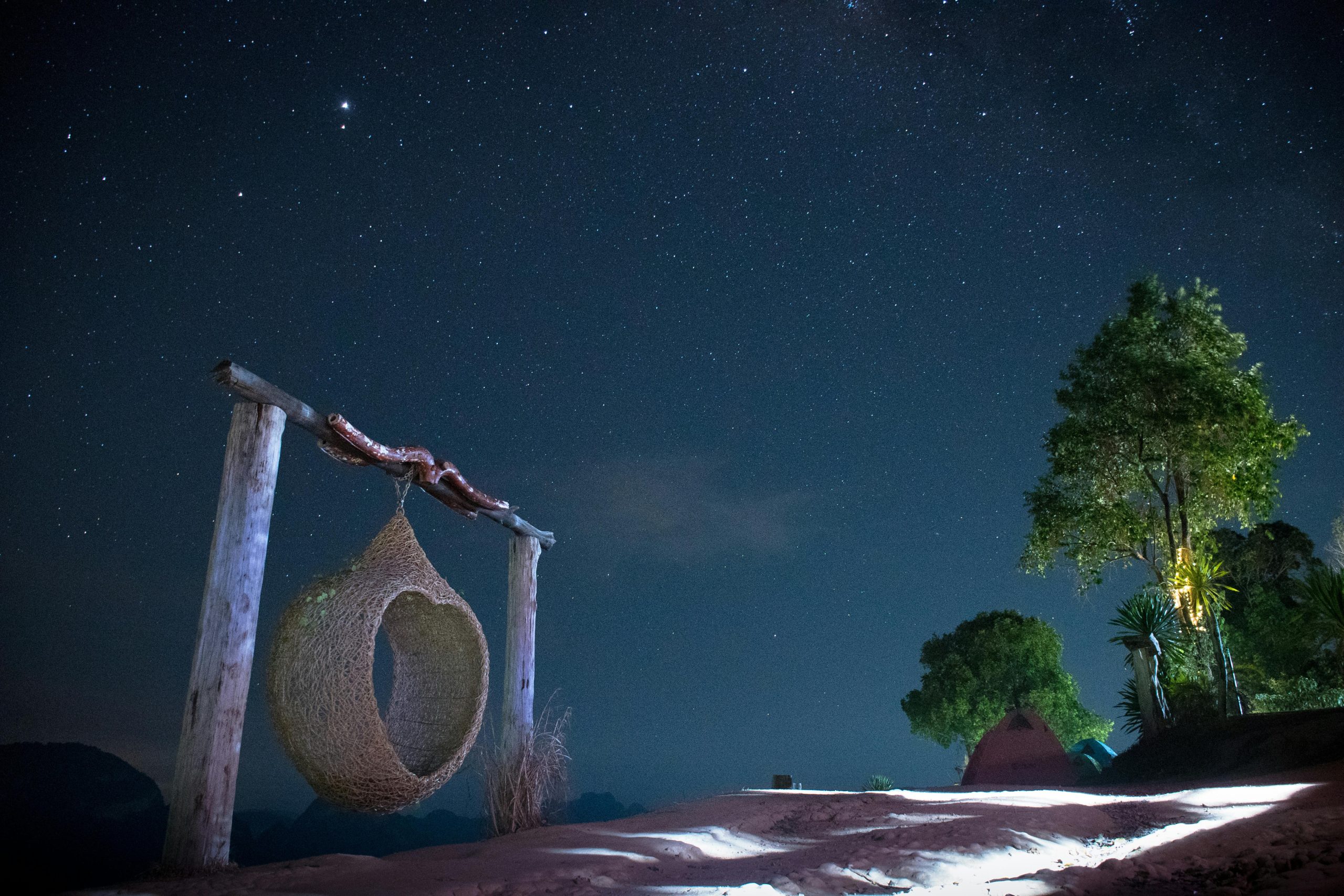 Ilustrasi the moon is beautiful isn't it but the stars are prettier